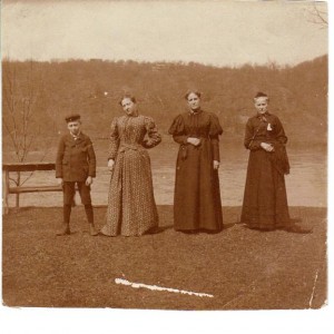 Delena Mollie and Nancy with Clyne Kinsey 1900